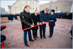 Торжественное разрезание ленточки на открытии музея