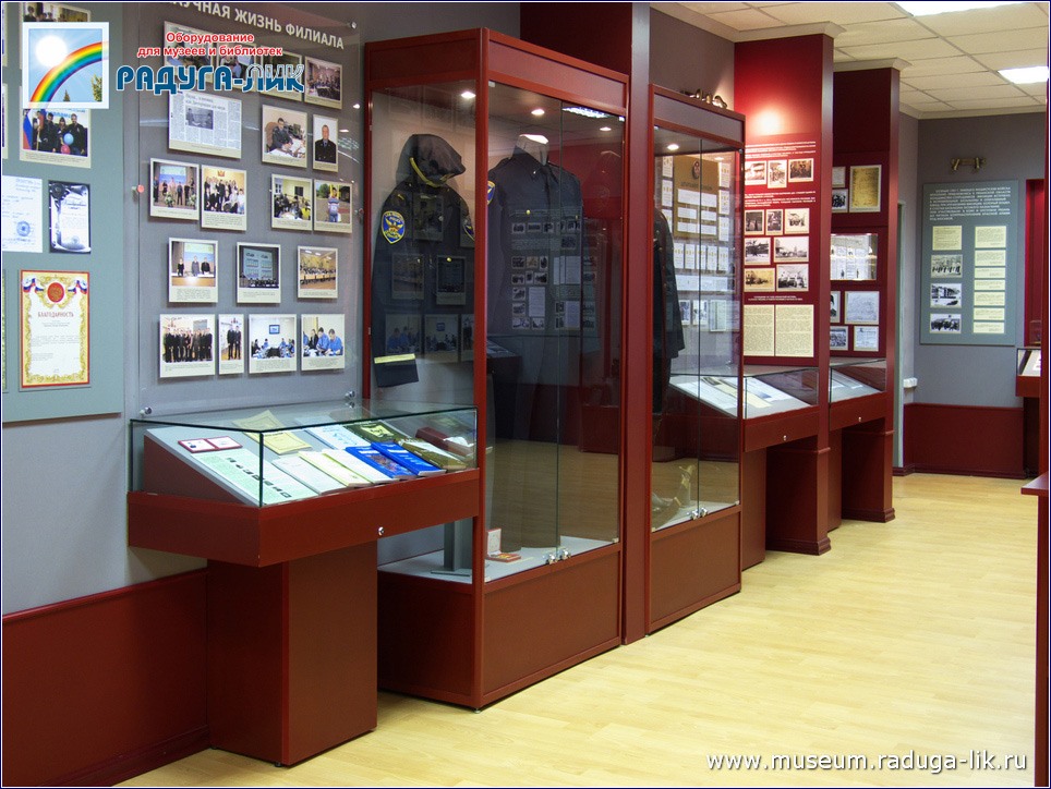 Вертикальные профильные витрины в экспозиции музея Рязанского филиала Московского университета МВД России